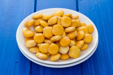 tuzlu lupins beyaz plaka üzerinde