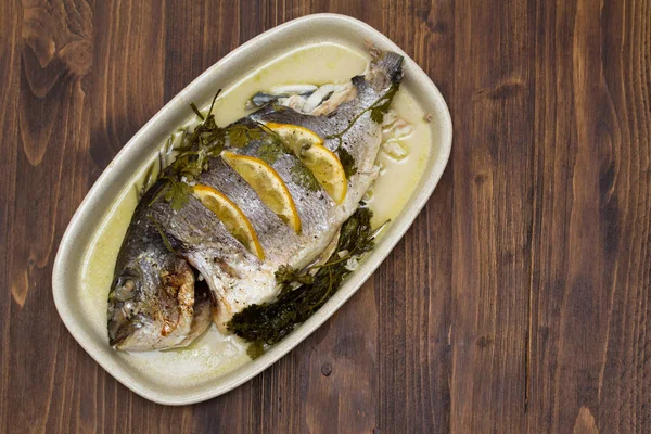 Ψημένα ψάρια με λεμόνι στο πιάτο — Φωτογραφία Αρχείου