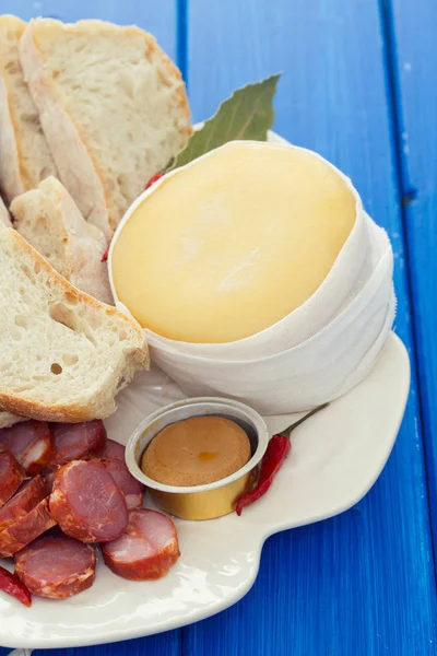 Smoked portuguese sausage, olives, cheese and bread — Stock Photo, Image