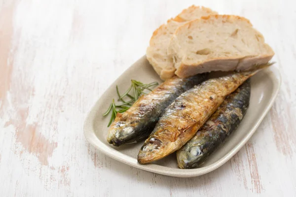 Sardinas a la parrilla con pan en plato —  Fotos de Stock