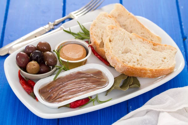 凤尾鱼、 橄榄、 面包和鱼头菜 — 图库照片