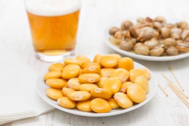 tuzlu lupins beyaz tabak ve bardak bira ile salyangoz