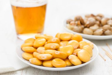 tuzlu lupins beyaz tabak ve bardak bira ile salyangoz