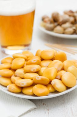 tuzlu lupins beyaz tabak ve bardak bira ile salyangoz