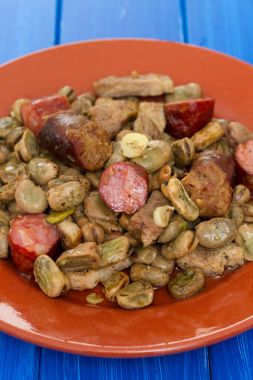 et ve seramik tabak üzerinde füme sosis ile fasulye