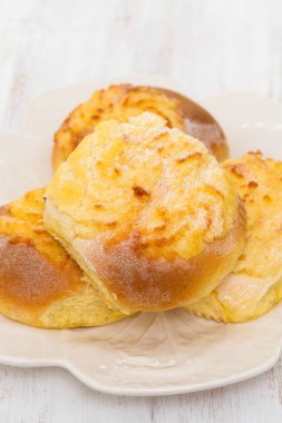 Beyaz tabakta Hindistan cevizi ile tipik Portekizce buns