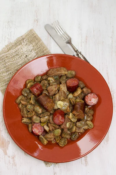 豆类与肉和熏的香肠在陶瓷盘 — 图库照片