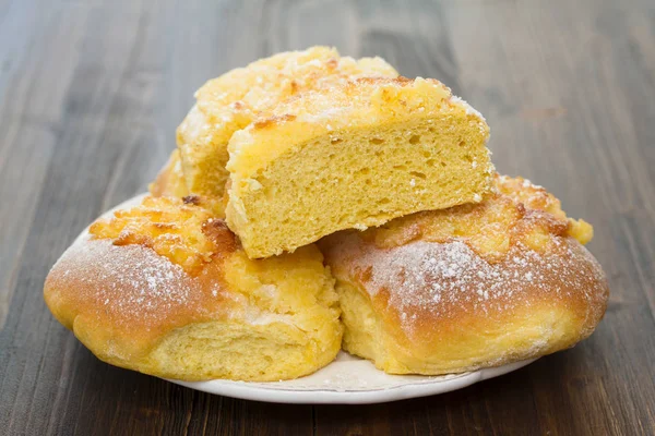 ขนมปังโปรตุเกสทั่วไปกับมะพร้าวบนจานสีขาว — ภาพถ่ายสต็อก