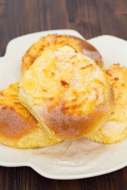 Beyaz tabakta Hindistan cevizi ile tipik Portekizce buns