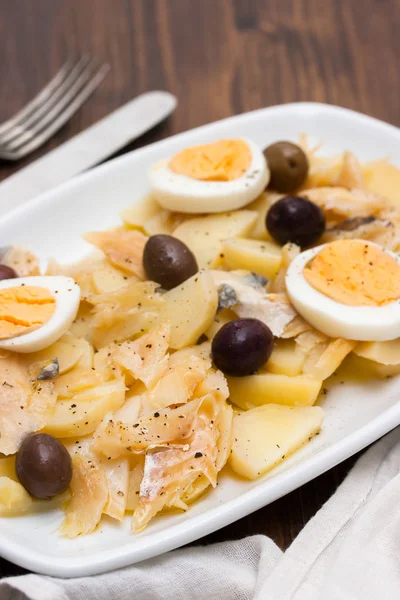 Bacalhau com legumes cozidos e ovo no prato — Fotografia de Stock