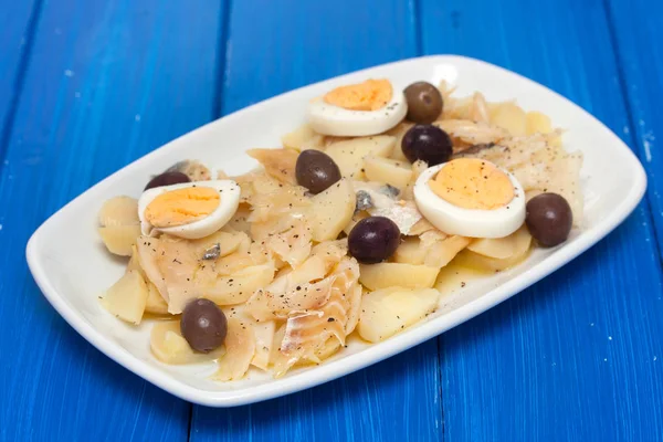 Torsk med kokta grönsaker och ägg på skålen — Stockfoto