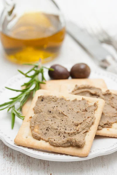 Paté con tostadas en plato blanco — Foto de Stock