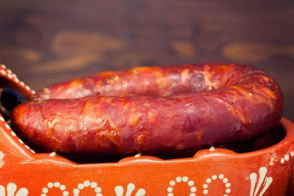 Saucisse portugaise fumée typique dans un plat en céramique — Photo