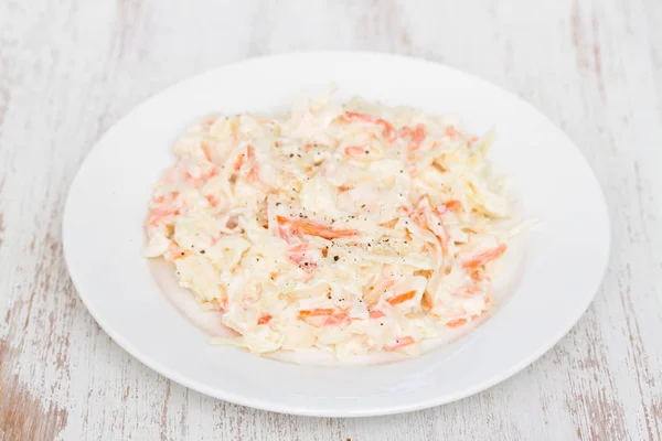 Salada de repolho na placa branca — Fotografia de Stock