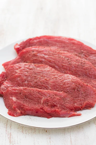 Syrové maso na bílém štítku na dřevěné pozadí — Stock fotografie