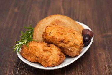 Beyaz tabak kahverengi ahşap zemin üzerinde snack