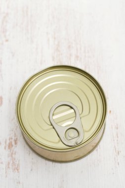 Beyaz ahşap zemin üzerine Konserve Gıda