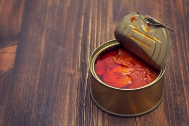 demir kutusunda ahşap arka plan üzerinde domates ile balık