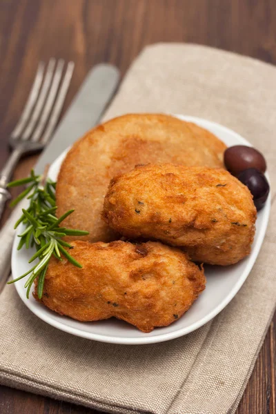 Snack auf weißem Teller auf braunem Holzhintergrund — Stockfoto