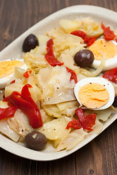 Pescado de bacalao con verduras hervidas y huevo en el plato —  Fotos de Stock