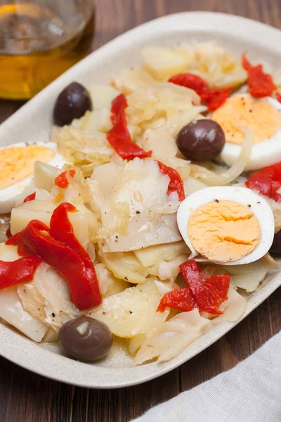 Bacalhau com legumes cozidos e ovo no prato — Fotografia de Stock