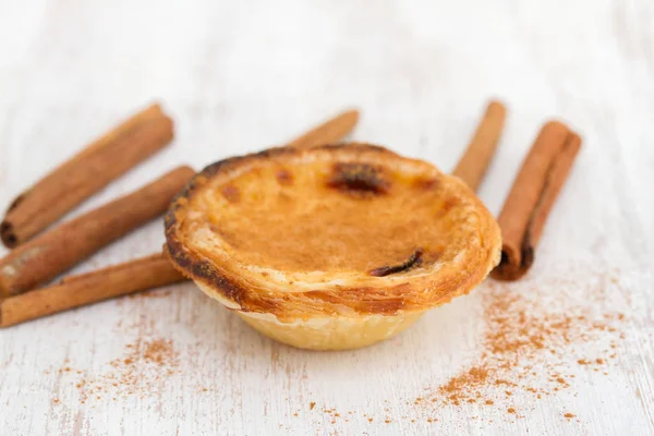 Portuguese dessert pastel de nata with cinnamon — Stock Photo, Image