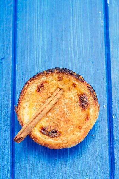 Sobremesa portuguesa pastel de nata com canela — Fotografia de Stock