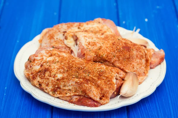 Frango cru com ervas na placa branca — Fotografia de Stock