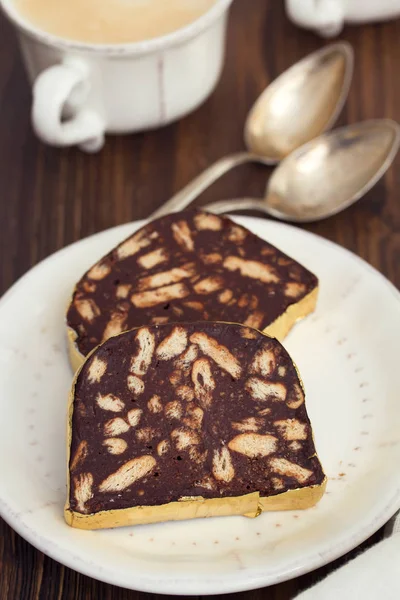 tatlı çikolata salamı üzerinde beyaz tabak