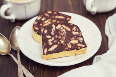 tatlı çikolata salamı üzerinde beyaz tabak