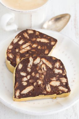 tatlı çikolata salamı üzerinde beyaz tabak