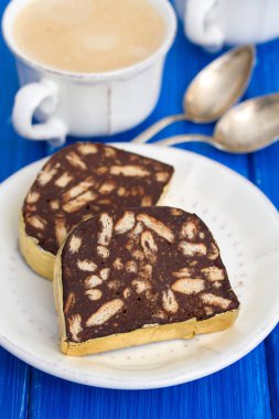 tatlı çikolata salamı üzerinde beyaz tabak