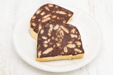 tatlı çikolata salamı üzerinde beyaz tabak