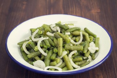 ahşap zemin üzerine tabak haşlanmış yeşil fasulye