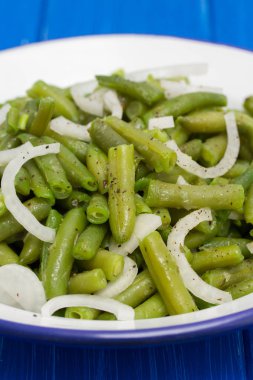 ahşap zemin üzerine tabak haşlanmış yeşil fasulye