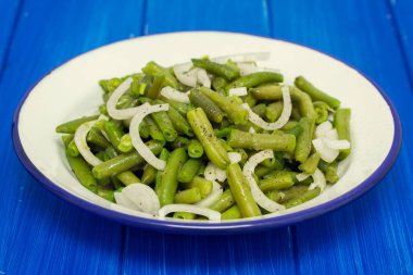 ahşap zemin üzerine tabak haşlanmış yeşil fasulye