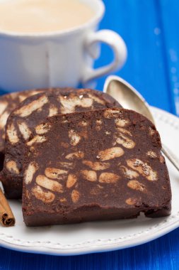 ahşap arka plan üzerinde beyaz çanak üzerinde çikolata tatlı