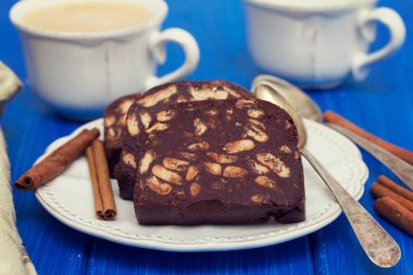 ahşap arka plan üzerinde beyaz çanak üzerinde çikolata tatlı