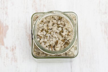 ahşap arka plan üzerinde kavanoza otlar ile tuz