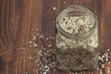 ahşap arka plan üzerinde kavanoza otlar ile tuz