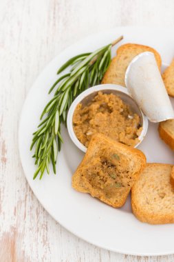 Beyaz tabakta balık ezmeli tost.