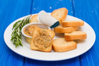 Beyaz tabakta balık ezmeli tost.