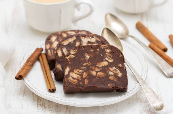 Sobremesa de chocolate no prato branco no fundo de madeira — Fotografia de Stock