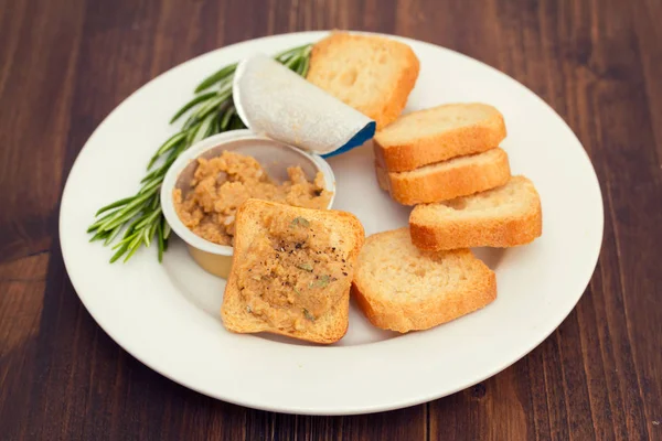 Beyaz tabakta balık ezmeli tost.