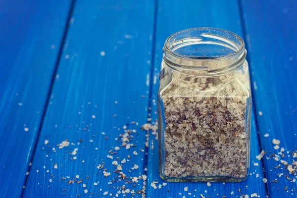 ahşap arka plan üzerinde kavanoza otlar ile tuz