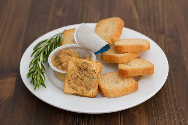 Toasts mit Fischpastete auf weißem Teller — Stockfoto