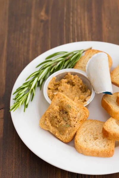 Beyaz tabakta balık ezmeli tost.