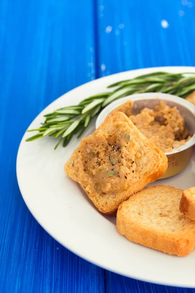 Beyaz tabakta balık ezmeli tost.