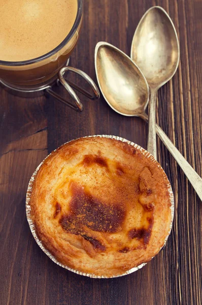 Portekizce tatlı pastel de nata fincan kahve ile