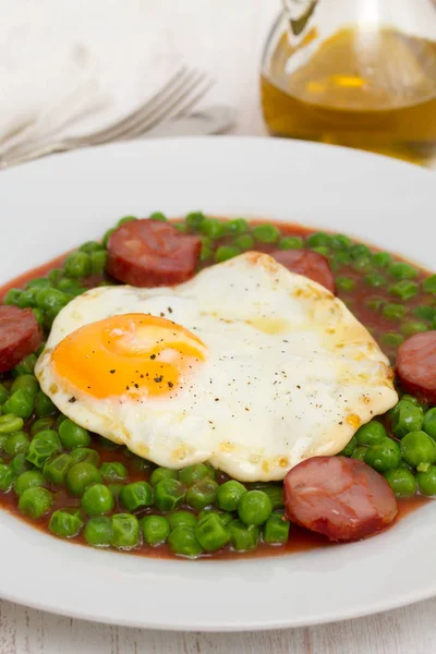 Groszek z wędzoną kiełbasą i jajkiem na talerzu — Zdjęcie stockowe